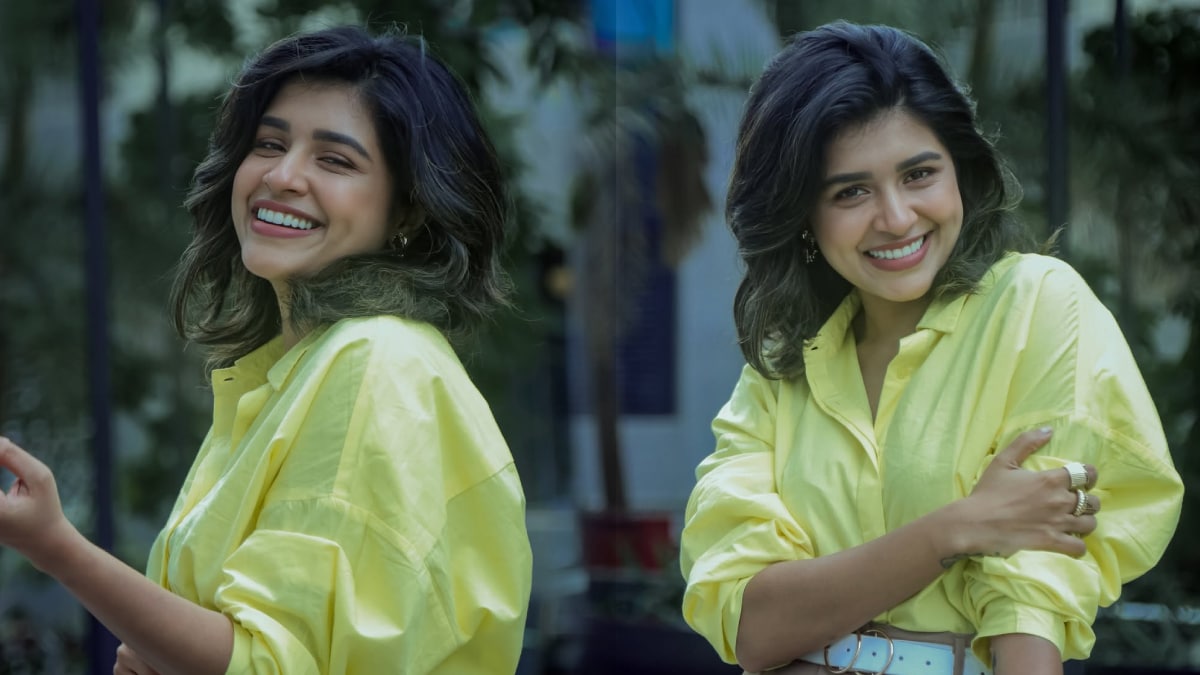 http://sanskruti%20balgude%20shared%20yellow%20shirt%20photos