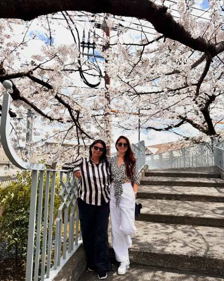 sonalee kulkarni japan trip with mother