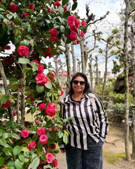 sonalee kulkarni japan trip with mother