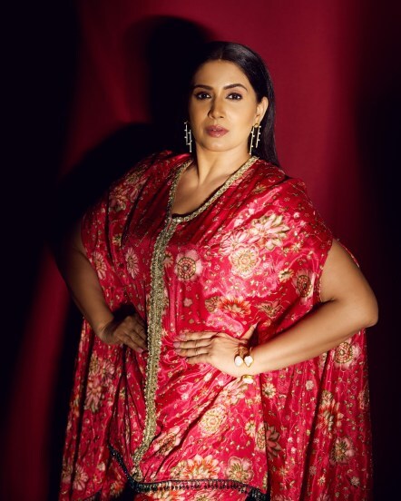 सोनालीने लाल रंगाच्या प्रिंटेड आणि डिझाइनर ड्रेसमध्ये हटके फोटोशूट केलं आहे.