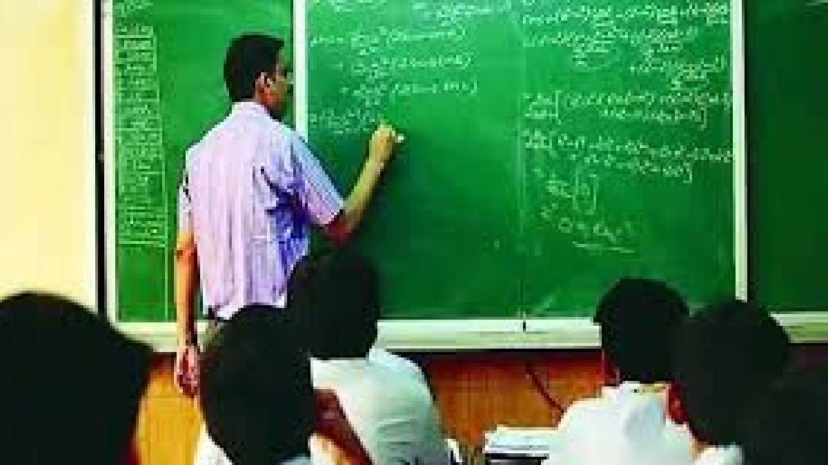 शिक्षकभरती घोटाळ्याच्या आगेमागे... (लोकसत्ता टीम)