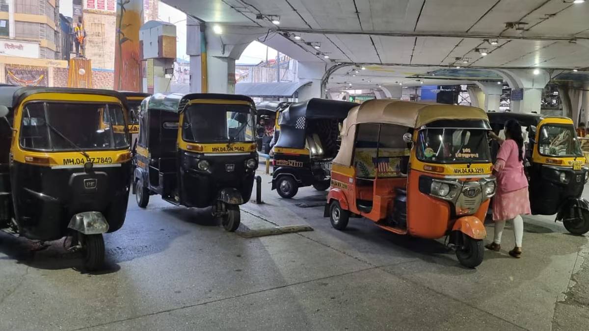 Mandal vargani collected from rickshaw drivers and passengers in Thane station area