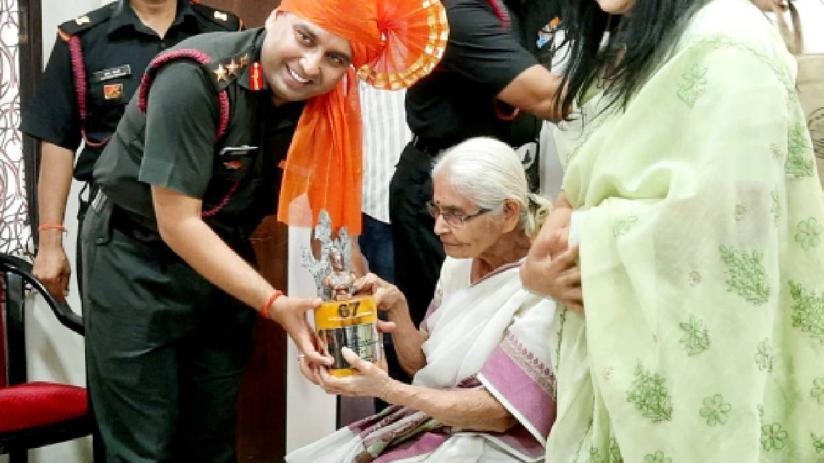 1971 bangladesh war veteran Captain Rajabhau Kulkarni Bangladesh presents letter of gratitude to wife Reva Kulkarni of handover by indian army at ahilyanagar