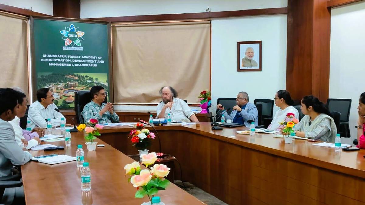 Chandrapur forest academy signs mou with university in England.