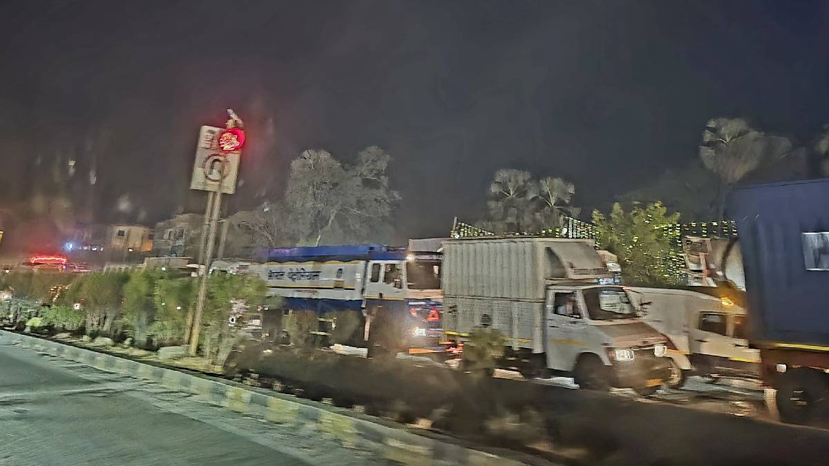 Traffic congestion at Bhayander due to road widening and concreting work on Ahmedabad National Highway