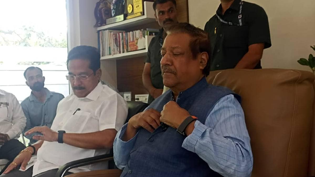 cngress leader Prithviraj Chavan expressed the opinion that the state government should set up an anti extortion cell in the Chief Minister's Office to curb this