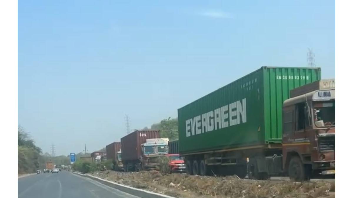 Traffic congestion has arisen on the Chinchoti to Vasai Ahmedabad National Highway