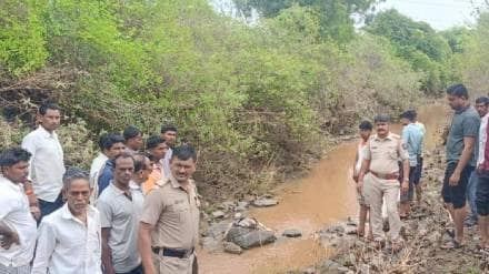 An agricultural laborer returning from the field was swept away in a drain in Khamgaon tehsil of Buldhana district