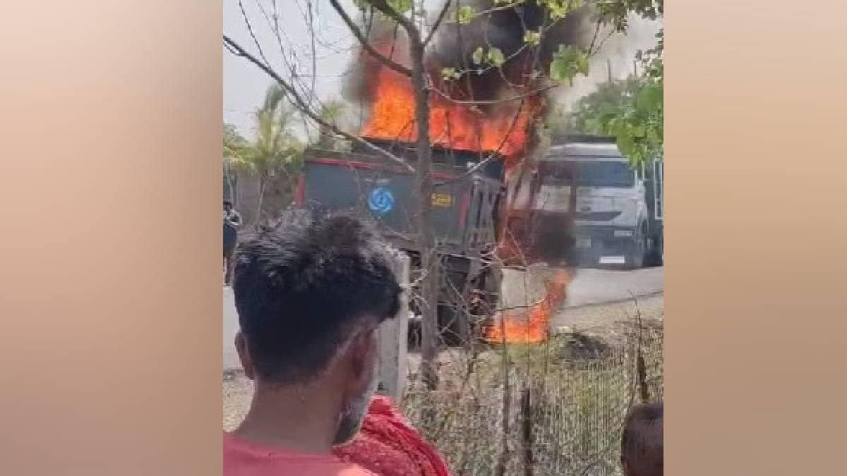 Truck that killed in accident in Buldhana district set on fire