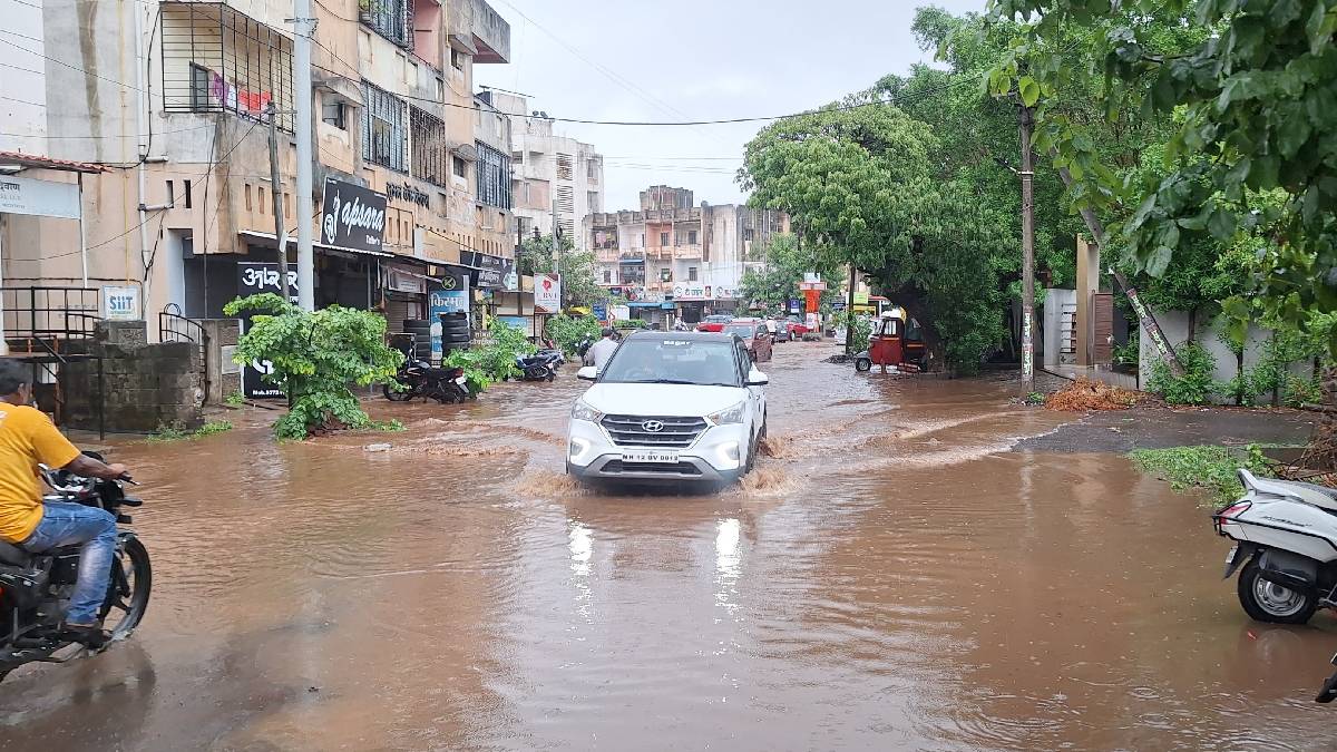Heavy rains lashed Sangli in the afternoon disrupting normal life
