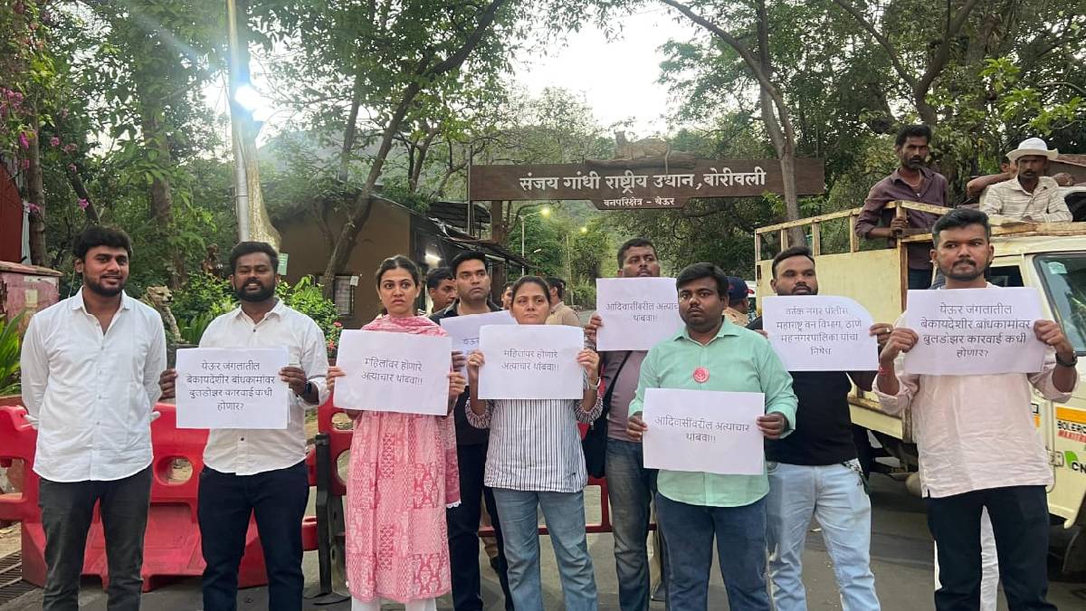 Jitendra Awhads daughter Natasha and social organization activists protested at the main entrance of Yeur