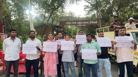 Jitendra Awhads daughter Natasha and social organization activists protested at the main entrance of Yeur
