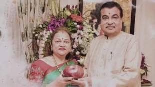 Union Minister Nitin Gadkaris wife Kanchan Gadkari harvested 1 onion of 1 kg in Dhapewada Nagpur