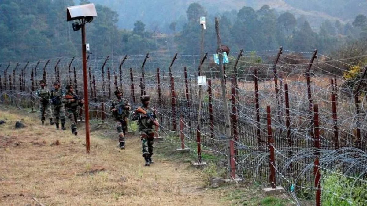 India-Pakistan Tensions : भारत-पाकिस्तान तणावादरम्यान ‘फेक न्यूज’चा सुळसुळाट! तक्रारीसाठी सरकारने शेअर केला व्हॉट्सअ‍ॅप क्रमांक आणि ईमेल