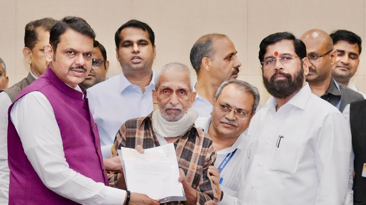Devendra Fadnavis on 82 year old sadanand karandikar donated rs 20 lakhs to pm and cm relief fund