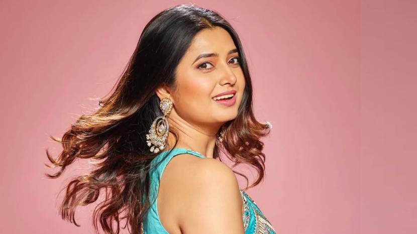 Marathi actress Prajakta mali looks beautiful in peacock colour dress