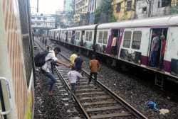 मुसळधार पावसातही पश्चिम रेल्वे धावली… पूर्वपावसाळी कामे आणि तांत्रिक सुधारणांमुळे पाण्याचा निचरा