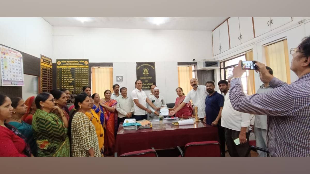 nashik BJP divyang aghadi CIDCO board protested on tuesday over contaminated water supply issues