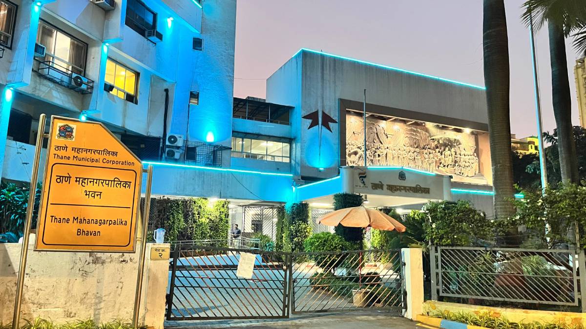 thane civic body halted toilet construction near Singhania School Hiranandani Meadows