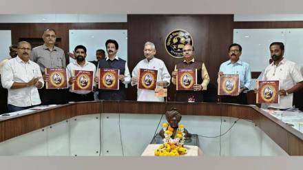 kolhapur MP Shrimant Shahu Chhatrapati was chief guest at rajarshi Shahu Braille booklet release Shivaji University event
