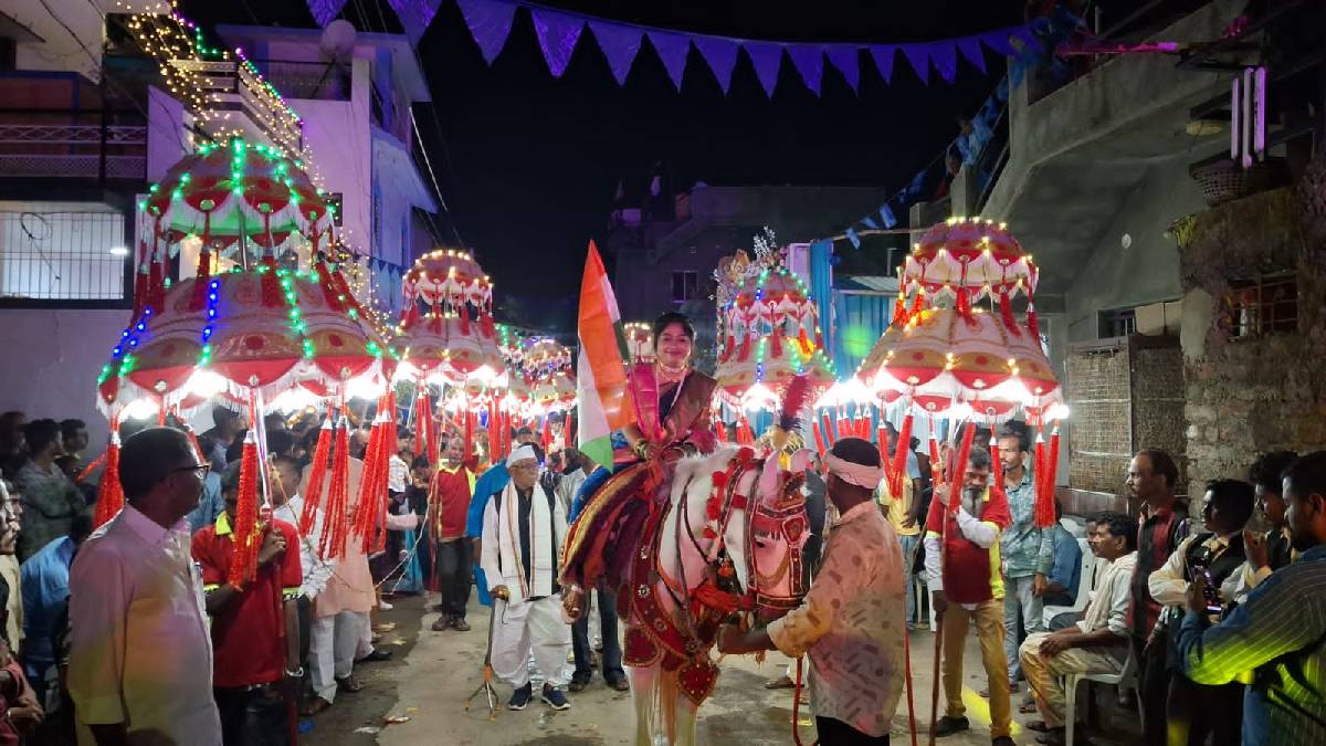 Nagpur bride from bhaskarrao Sonawanes family rode horseback with national flag amid music dancing
