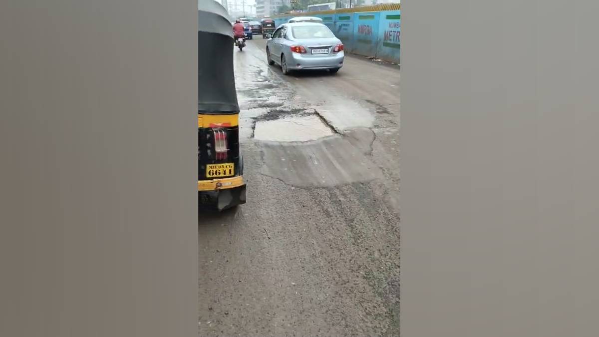 Unseasonal rains caused potholes on Kalyan Shilphata road slowing vehicles and creating traffic jams