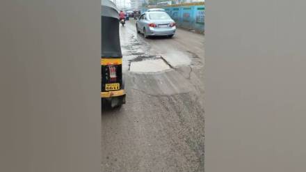Unseasonal rains caused potholes on Kalyan Shilphata road slowing vehicles and creating traffic jams