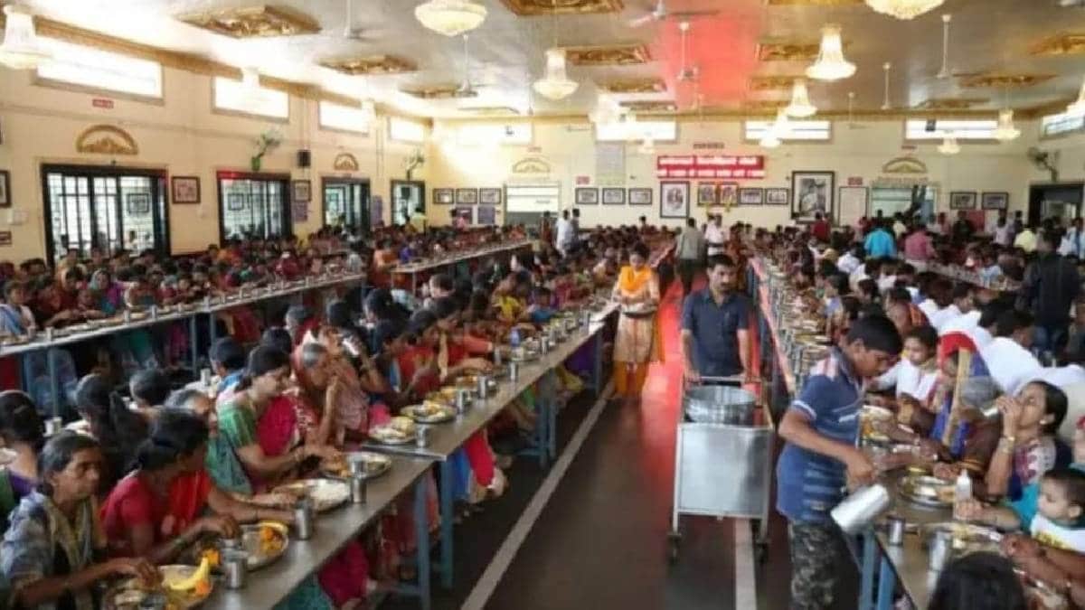 Huge Crowd of devotees gathered at Shri Swami Samarth mandir