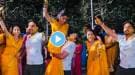 VIDEO: “आयुष्य खूप सुंदर आहे फक्त नवरा हौशी पाहिजे” नवरा बायकोनं असा डान्स केला की सगळे नातेवाईक पाहतच राहिले