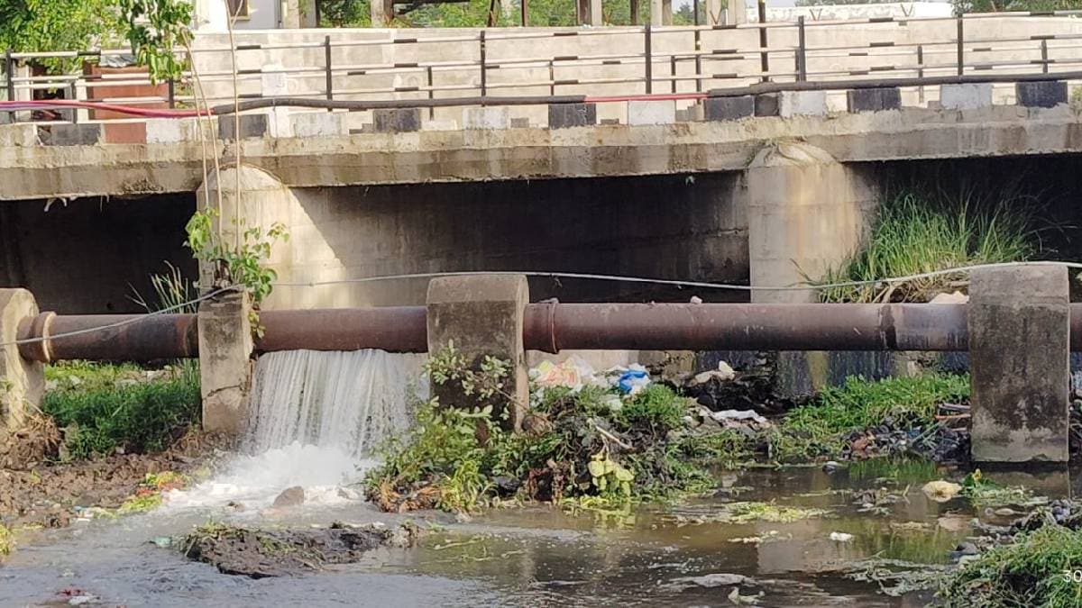 JCB hit burst main pipeline from Vagdardi Dam spilling thousands of liters in city