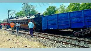 nashik Coal train derailed near amalner Thursday halting all rail traffic from Jalgaon to Surat