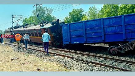 nashik Coal train derailed near amalner Thursday halting all rail traffic from Jalgaon to Surat