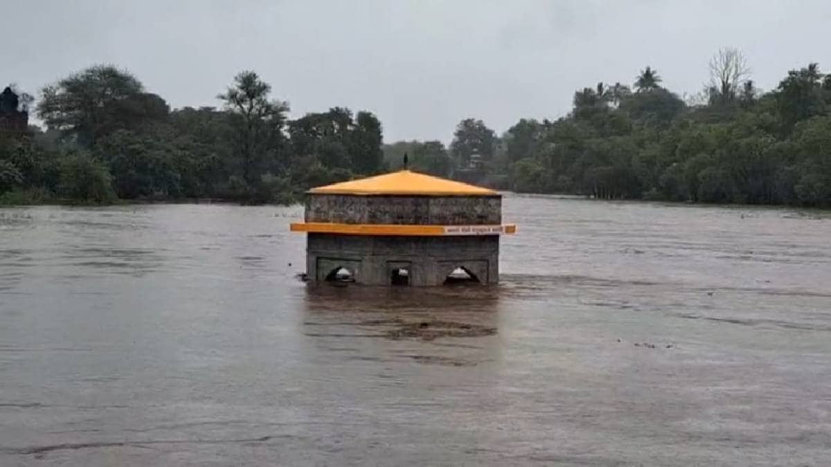Satara sixth day of rain raises Krishna river Shahu Maharaj tomb at Sangam submerged