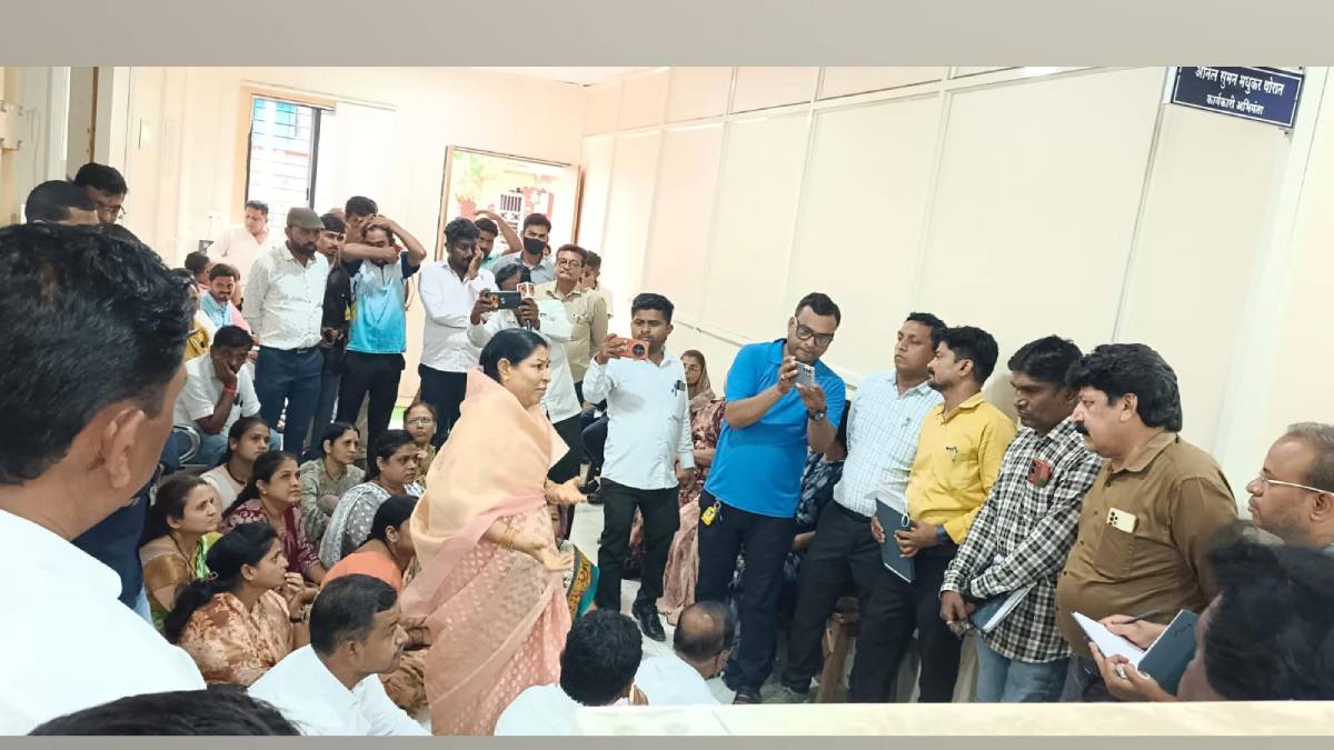 Led by ex mayor Durgatai Tambe citizens protested power issues at mahavitaran office Friday