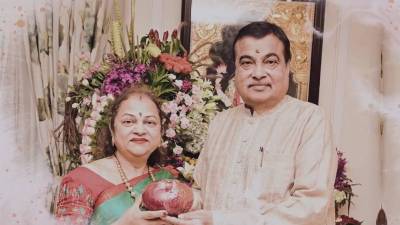 नितीन गडकरींच्या पत्नीनं केली एक किलो वजन असलेल्या ऑरगॅनिक कांद्याची शेती