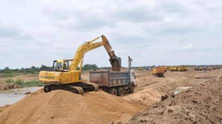 Sand smugglers fatally attack the then in-charge Tehsildar of Babhulgaon