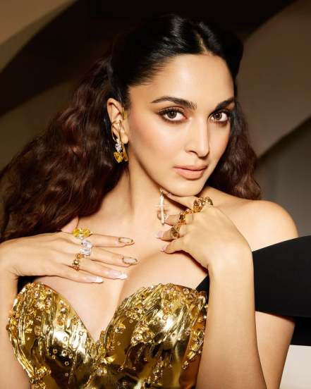 kiara advani made a show stopping debut with baby bump at the prestigious met gala 2025