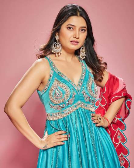 Marathi actress Prajakta mali looks beautiful in peacock colour dress