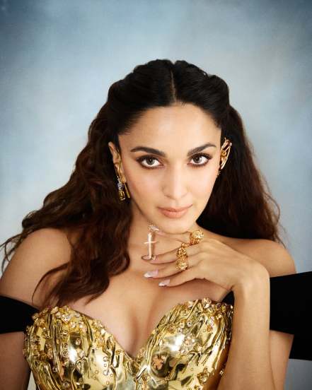 kiara advani made a show stopping debut with baby bump at the prestigious met gala 2025