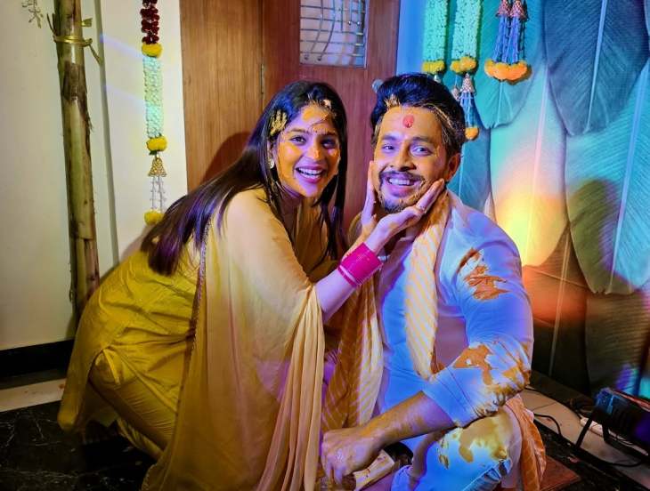 marathi actor akshay Kelkar haldi photos shared by samruddhi kelkar