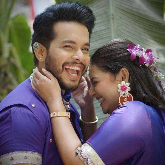 marathi actor akshay Kelkar haldi photos shared by samruddhi kelkar