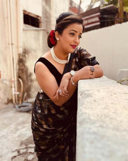 Apurva nemlekar in black saree