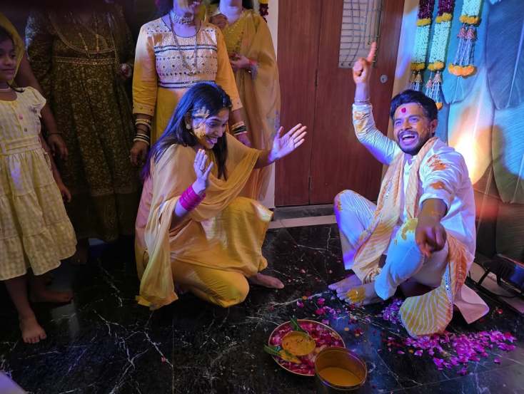 marathi actor akshay Kelkar haldi photos shared by samruddhi kelkar