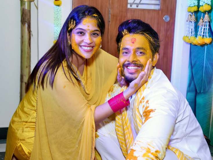 marathi actor akshay Kelkar haldi photos shared by samruddhi kelkar