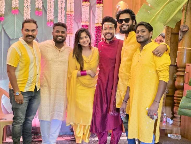 marathi actor akshay Kelkar haldi photos shared by samruddhi kelkar