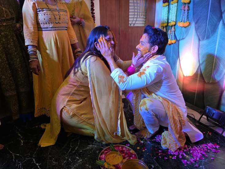 marathi actor akshay Kelkar haldi photos shared by samruddhi kelkar