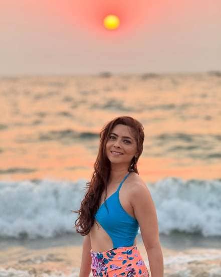 Sonalee kulkarni bikini look, Sonalee kulkarni birthday, marathi actress bikini photoshoot
