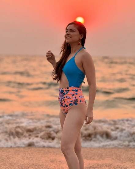 Sonalee kulkarni bikini look, Sonalee kulkarni birthday, marathi actress bikini photoshoot