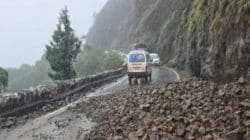 आंबोली घाट रस्त्यावर दरड कोसळली;वाहतूक कोंडी, बांधकाम विभागाने रस्ता केला पुर्ववत