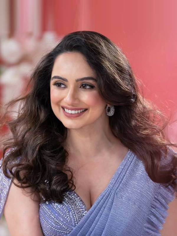 Shruti Marathe blue saree bold Look